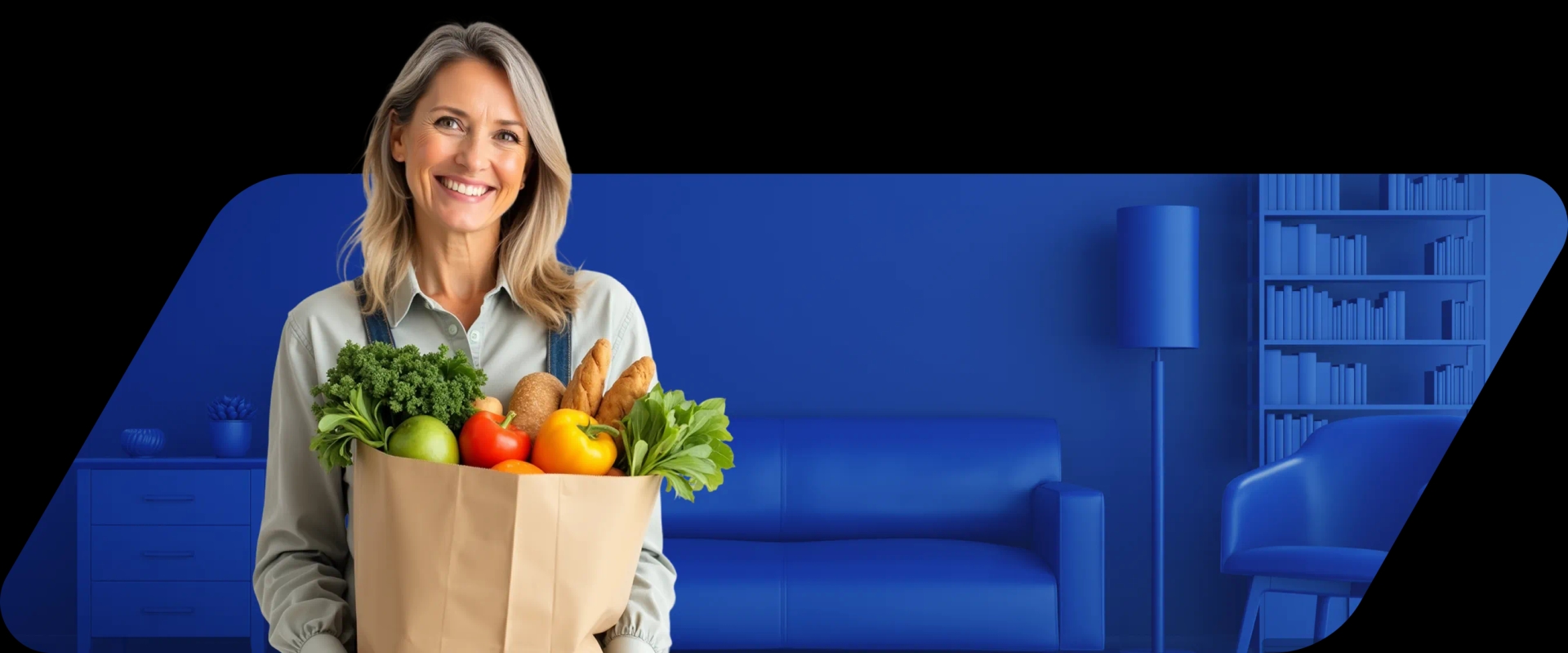 Cliente sorridente com sacola cheia de verduras e legumes do Condor Supermercados